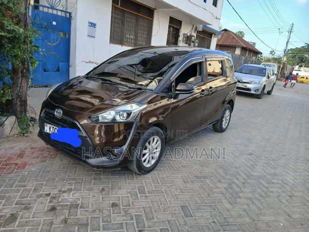 Toyota Sienta 2017 Brown