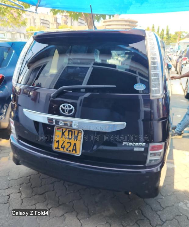 Toyota ISIS 2018 Maroon