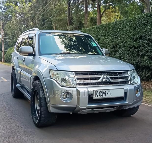 Mitsubishi Pajero 2011 Silver