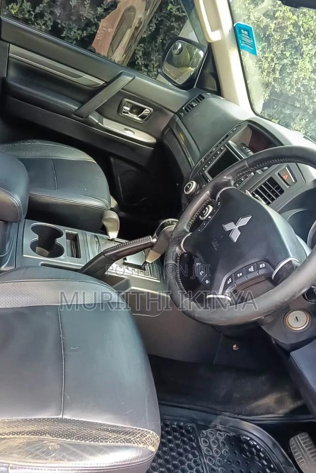 Mitsubishi Pajero 2011 Silver
