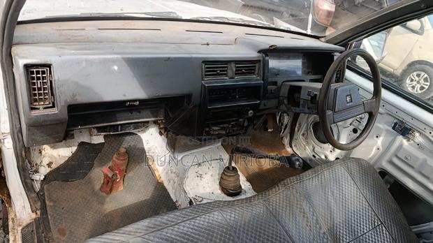 Nissan Pick-Up 2003 White