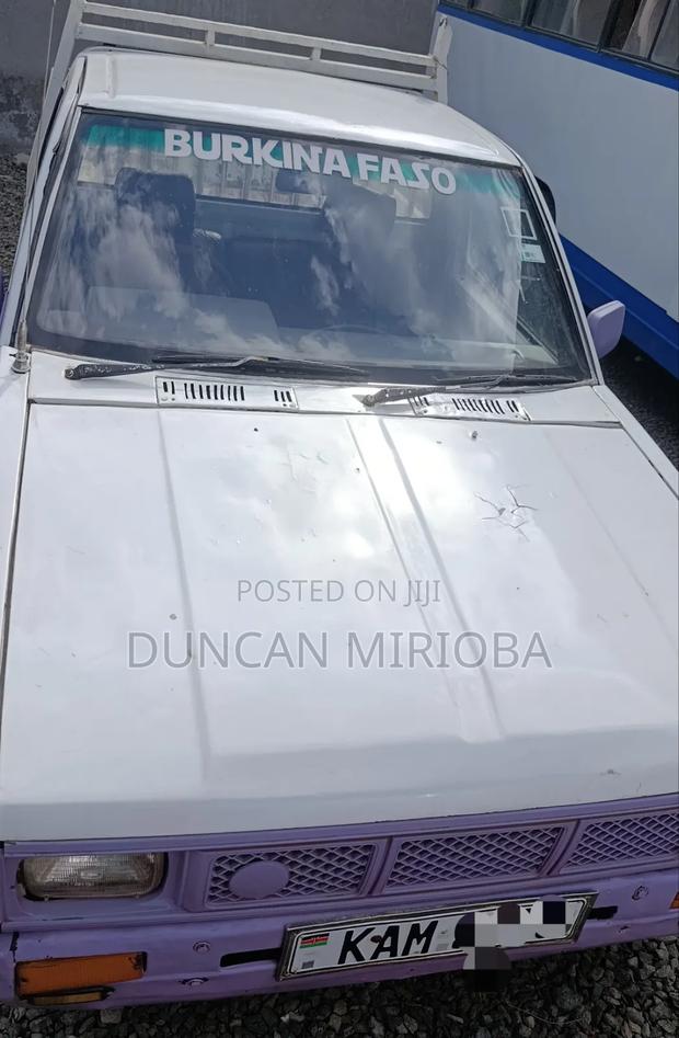 Nissan Pick-Up 2003 White