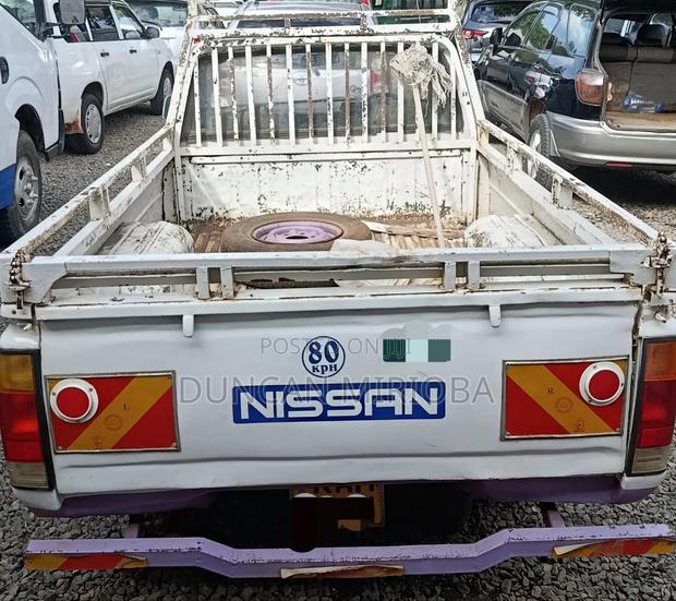 Nissan Pick-Up 2003 White