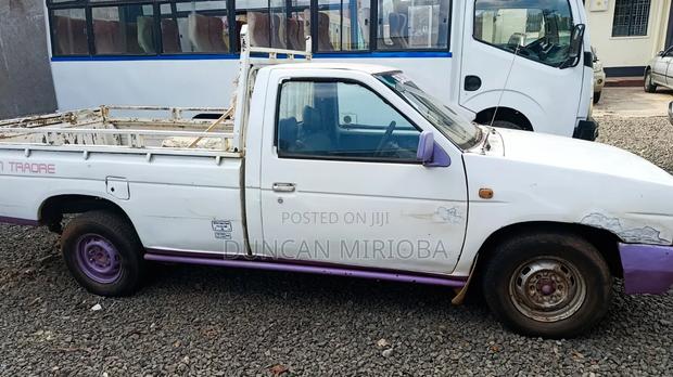 Nissan Pick-Up 2003 White
