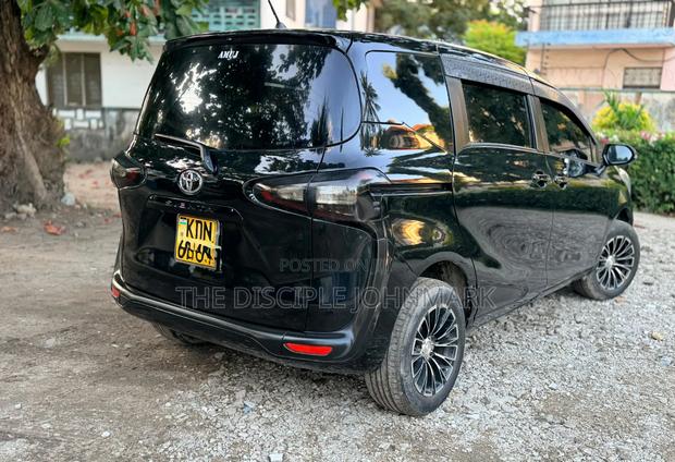 Toyota Sienta 2016 Black