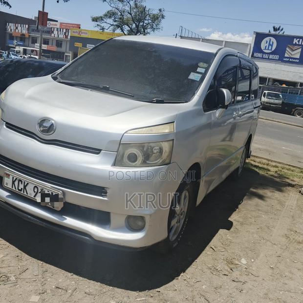 Toyota Voxy 2010 Silver