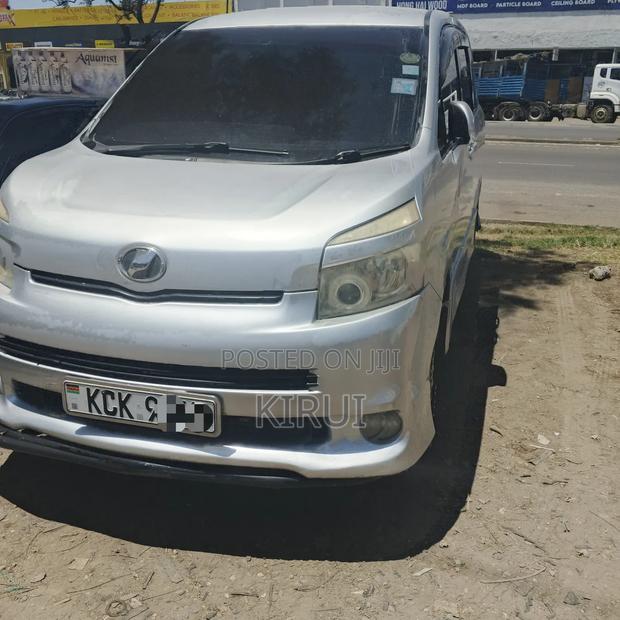 Toyota Voxy 2010 Silver
