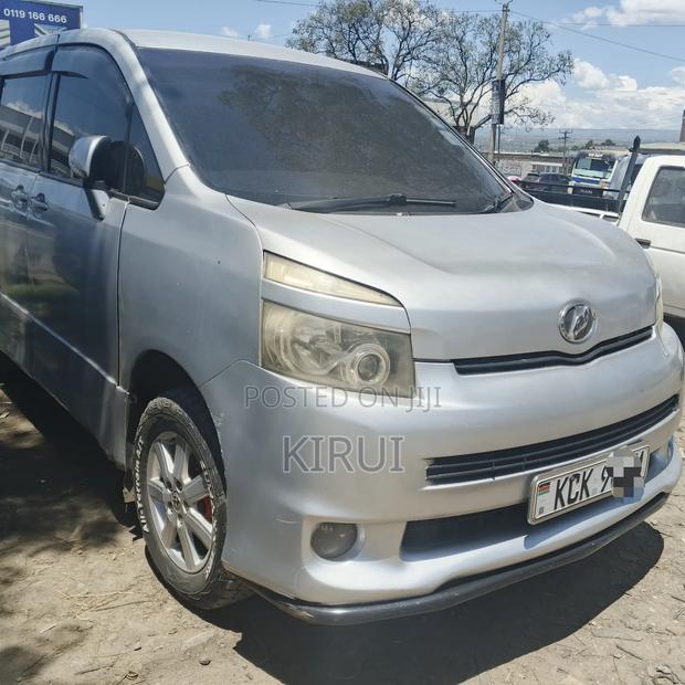 Toyota Voxy 2010 Silver