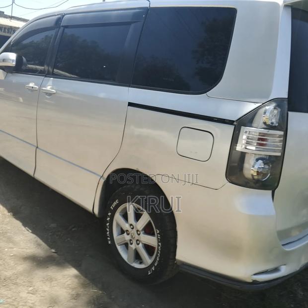 Toyota Voxy 2010 Silver