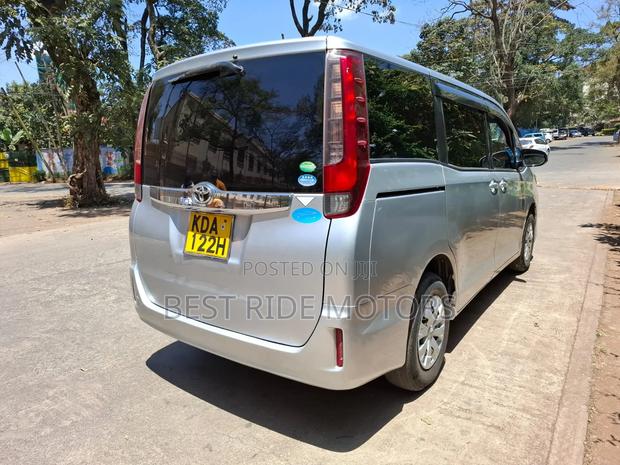 Toyota Noah 2014 Silver