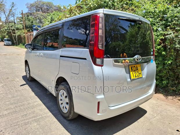 Toyota Noah 2014 Silver