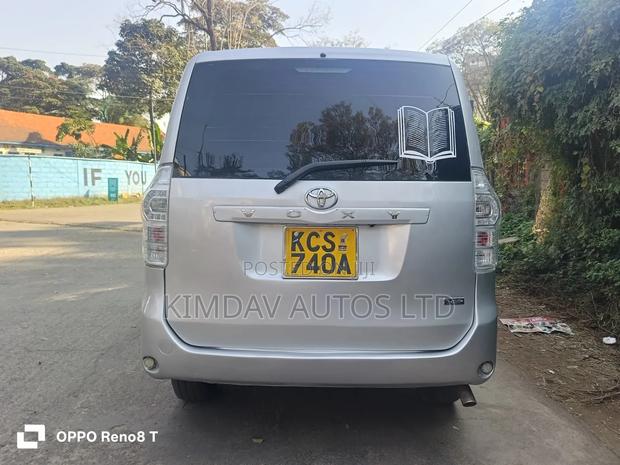 Toyota Voxy 2011 Silver