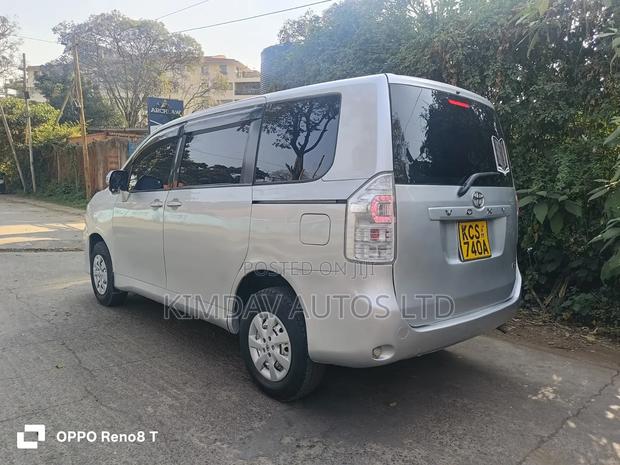 Toyota Voxy 2011 Silver