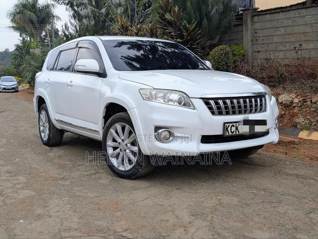 Toyota Vanguard 2010 White