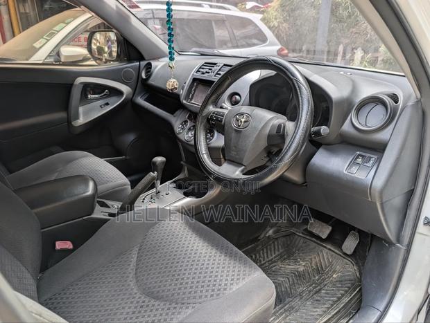 Toyota Vanguard 2010 White