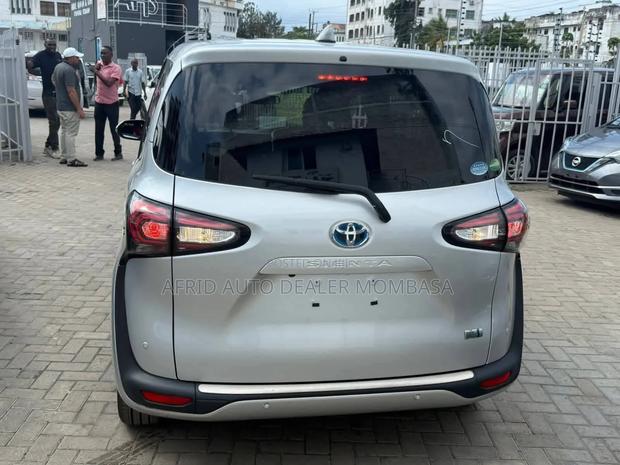 Toyota Sienta 2019 Silver