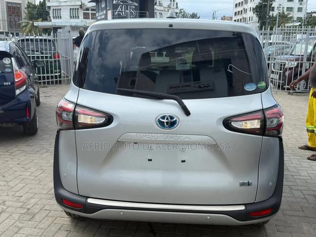 Toyota Sienta 2019 Silver