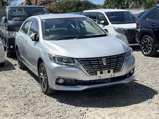 Toyota Premio 2019 Silver