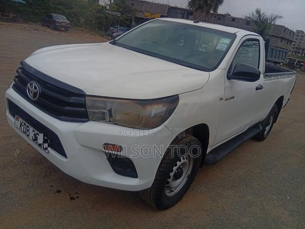 Toyota Hilux 2022 White