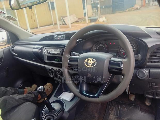 Toyota Hilux 2022 White