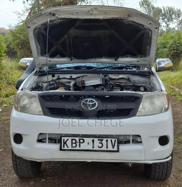 Toyota Hilux 2011 White