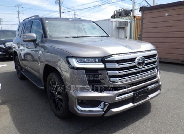 Toyota Land Cruiser LC300 2023
