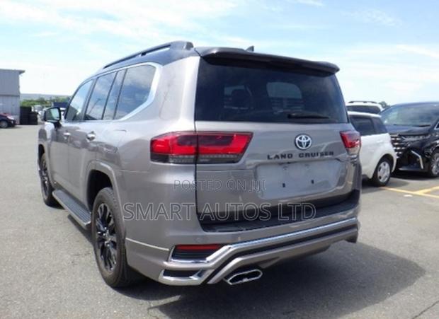 Toyota Land Cruiser LC300 2023