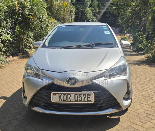 Toyota Vitz 2017 Silver