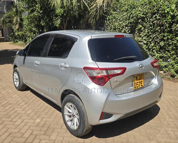 Toyota Vitz 2017 Silver