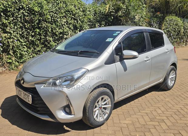 Toyota Vitz 2017 Silver