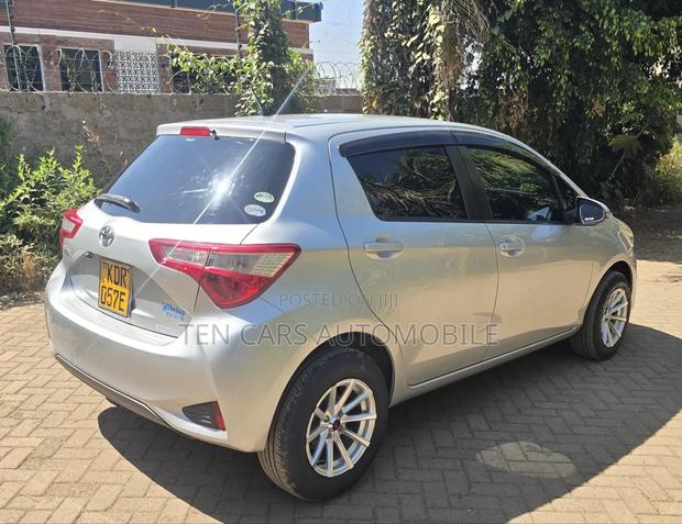 Toyota Vitz 2017 Silver