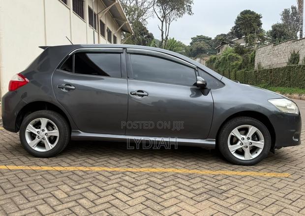 Toyota Auris 2010 Gray