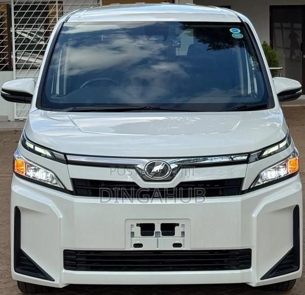 Toyota Voxy 2019 Pearl