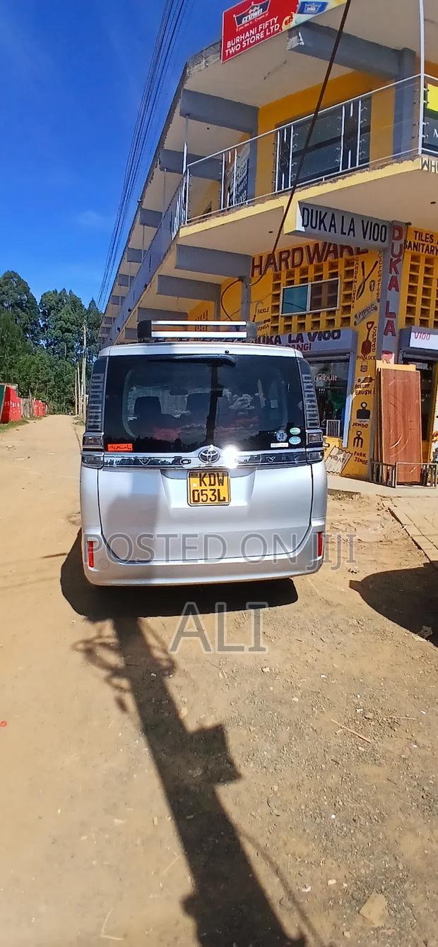 Toyota Voxy 2018 Silver