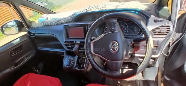 Toyota Voxy 2018 Silver