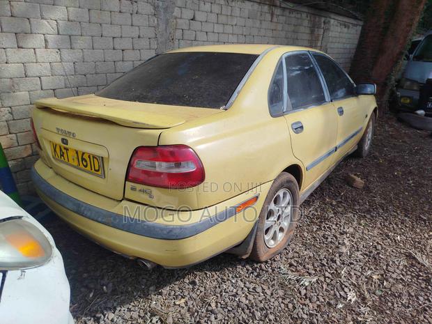 Volvo S60 2000 Yellow