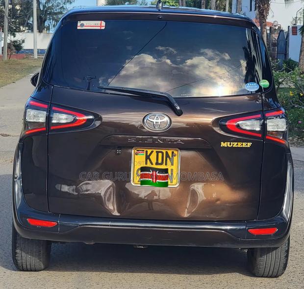 Toyota Sienta 2016 Brown