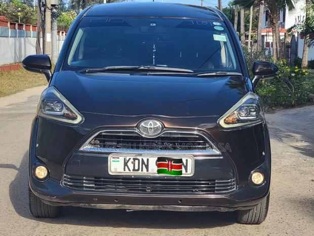 Toyota Sienta 2016 Brown