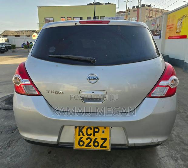 Nissan Tiida 2011 Silver