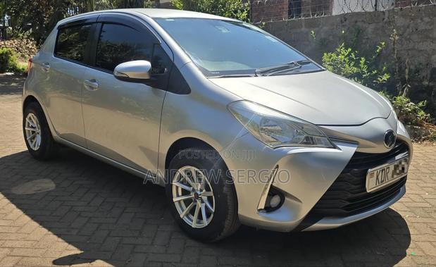 Toyota Vitz 2017 Silver