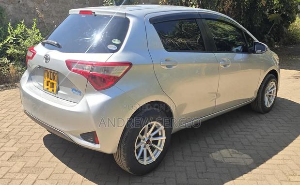 Toyota Vitz 2017 Silver