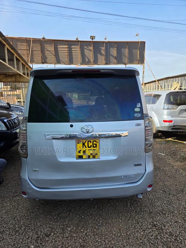 Toyota Noah 2009