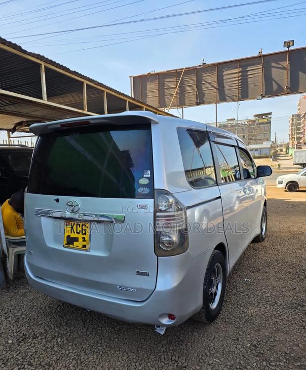Toyota Noah 2009