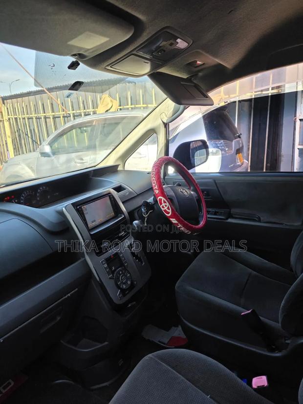 Toyota Noah 2009