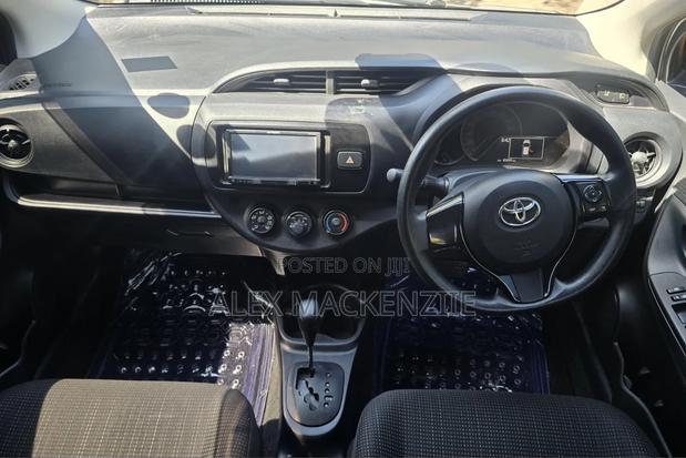Toyota Vitz 2017 Silver