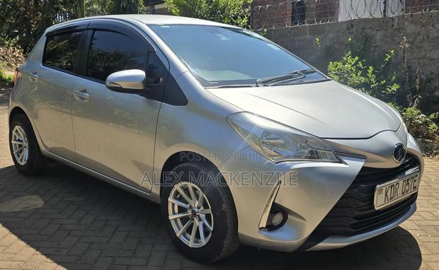 Toyota Vitz 2017 Silver