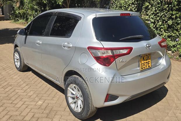 Toyota Vitz 2017 Silver
