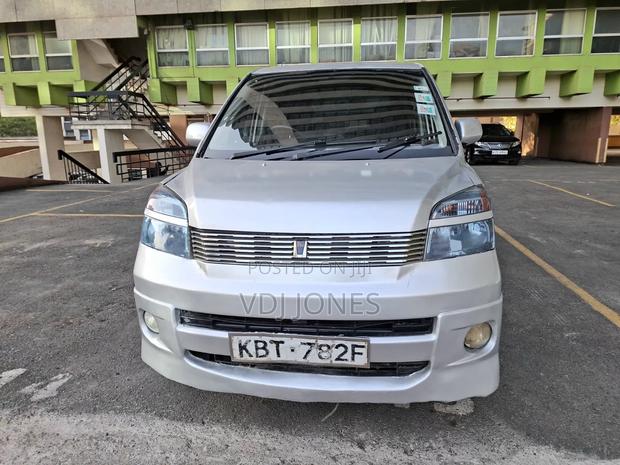 Toyota Voxy Z 2WD 8-Seater 2005 Silver