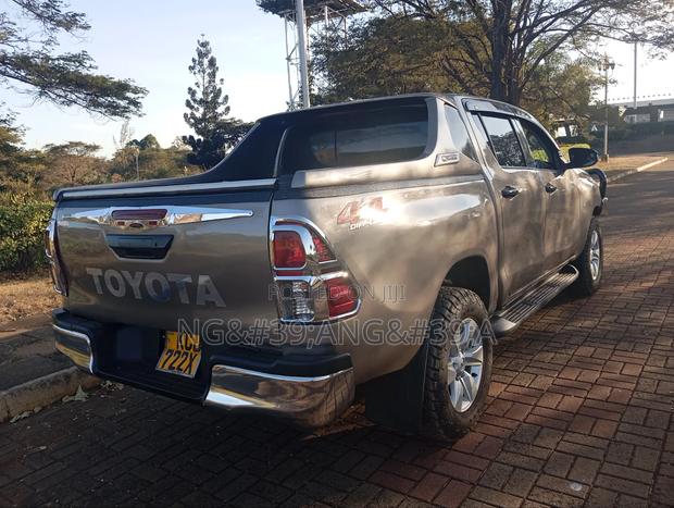 Toyota Hilux 2016 Gray