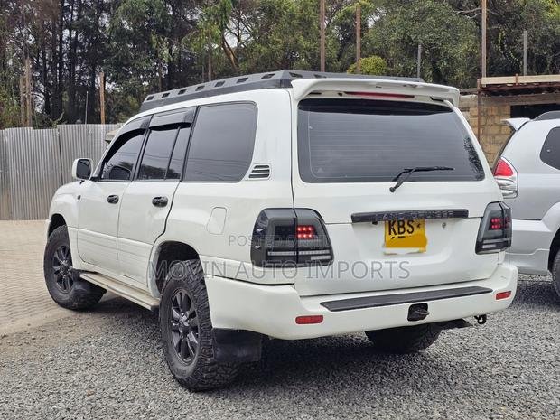Toyota Land Cruiser 2006 White